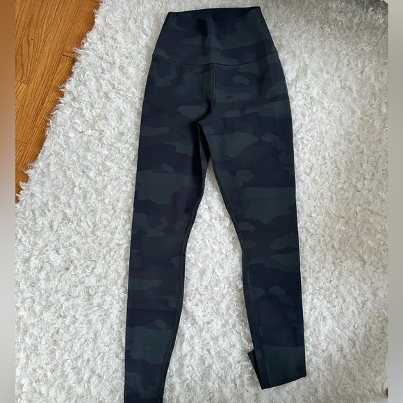 ALO YOGA High Waist Vapor Legging in Hunter Camouflage - Picture 4 of 8